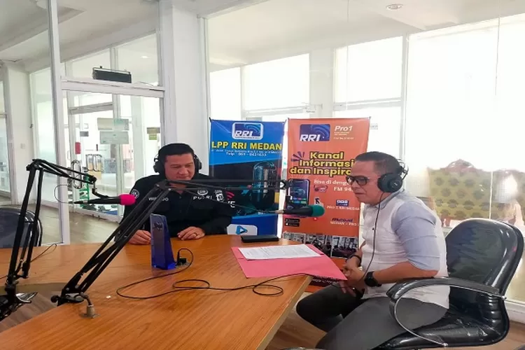 Kasat Intelkam Polresta Deliserdang Kompol Syahrial Efendi Siregar memberikan penjelasan diampingi Baur Subbid Penmas Aiptu Widodo pada dialog interaktif Halo Polisi&nbsp; (Realitasonline.id/Dok)