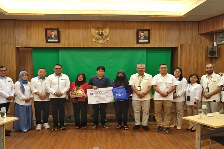 Direktur PTPN2 Irwan Perangin angin (nomor 4 dari kiri) bersama ahli waris almarhum Edy Hariyanto (Realitasonline.id/zul)