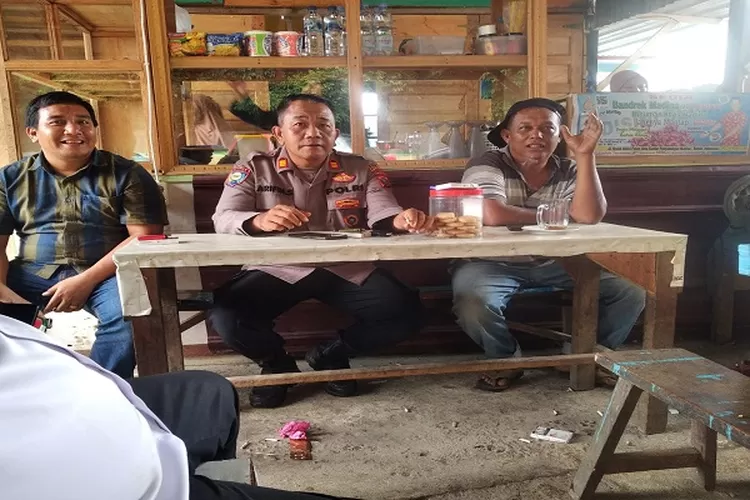 Personil Sat Binmas Polres Padangsidimpuan, menyambangi warga masyarakat dalam rangka memperkebalkan Program Santabi Polres Padangsidimpuan melalui kegiatan sambang dan silaturrahmi DDS (Realitasonline.id/Riswandy)