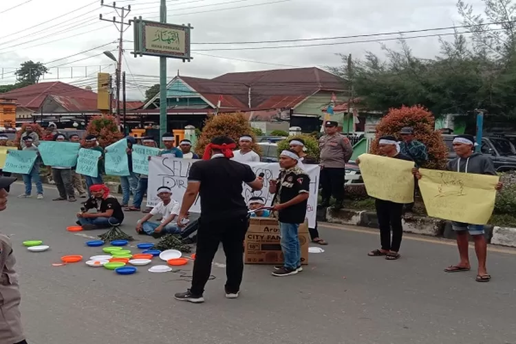 Puluhan masyarakat yang tergabung dalam lembaga swadaya masyarakat Komunitas Rakyat Ekonomi Kecil (LSM-KOREK) mengelar aksi di depan gedung DPRK Aceh Tenggara  (Realitasonline.id/Dok)