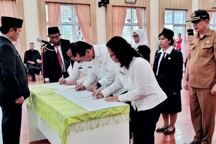 Penandatanganan berita acara pelantikan dihadapan Sekda Eston Sinaga ( Realitasonline.id/SS)