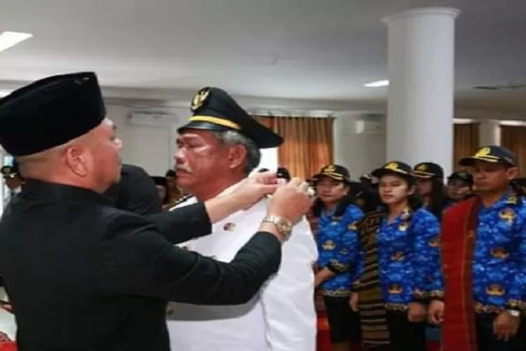 Bupati Nikson Nababan menyematkan jabatan camat kepada Mutiha Simaremare. (Realitasonline.id/Dok)