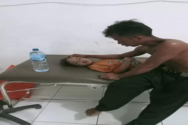 Jenasah Nasya ditunggui salah seorang keluarganya saat di Puskesmas Tiga Juhar (Realitasonline.id/Dok)
