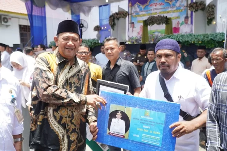 Plt Bupati Langkat Syah Afandin menyerahkan bansos secara simbolis kepada bilal mayit pada acara pembukaan MTQ tingkat Kecamatan Sei Lepan  (Realitasonline.id/AA)