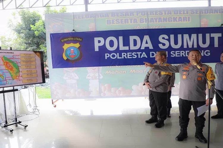 Kapolda Sumatera Utara Irjen Pol Agung memberikan penjelasan tentang peredaran Narkoba dengan menunjuk peta wilayah di  Mako Polresta Deli Serdang (Realitasonline.id/zul)
