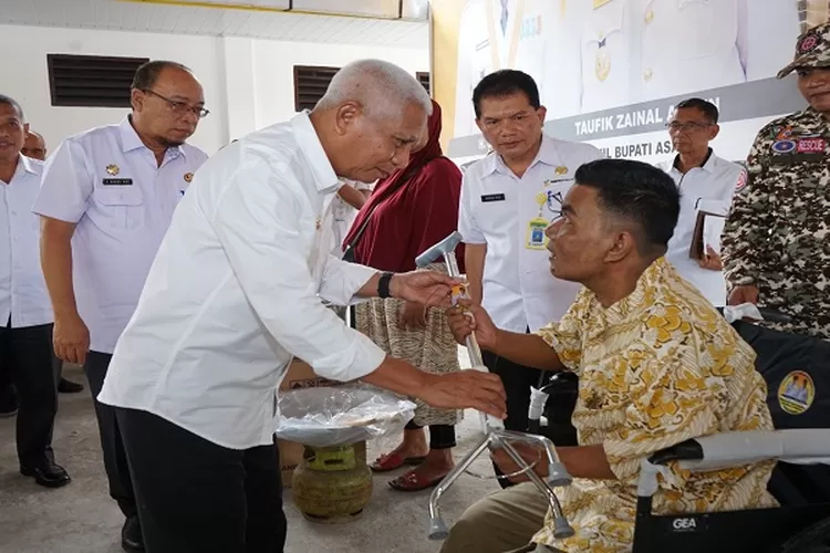 Bupati Asahan Surya saat menyerahkan alat bantu pada penyandang disabilitas&nbsp; (Realitasonline.id/Dok)