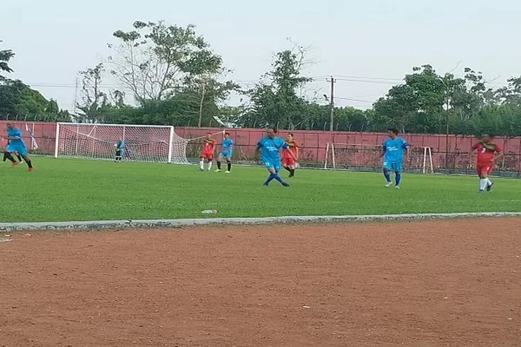 Jalannya pertandingan Sepak Bola Piala Cup Polres Asahan tim KONI Asahan dan PDAM&nbsp; (Realitasonline.id/HS)