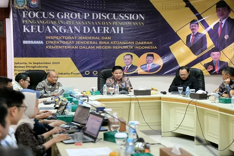 Pj. Gubernur Sumut Hassanudin bersama Sekdaprov Sumut Arief S Trinugroho mengikuti Focus Group Discussion (FGD) Penganggaran, Pelaksanaan, Pengawasan Keuangan Daerah bersama Inspektorat Jenderal dan Bina Keuangan Daerah Kementerian Dalam Negeri RI (Kemendagri) di Aula Kantor Badan Penghubung Pemprov (Realitasonline.id/Dok)