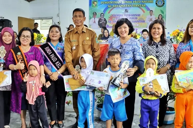 Ratnawati Radiapoh Kukuhkan Bunda PAUD Nagori se-Kecamatan Siantar dan foto bersama anak anak PAUD  (Realitasonline.id/SS)