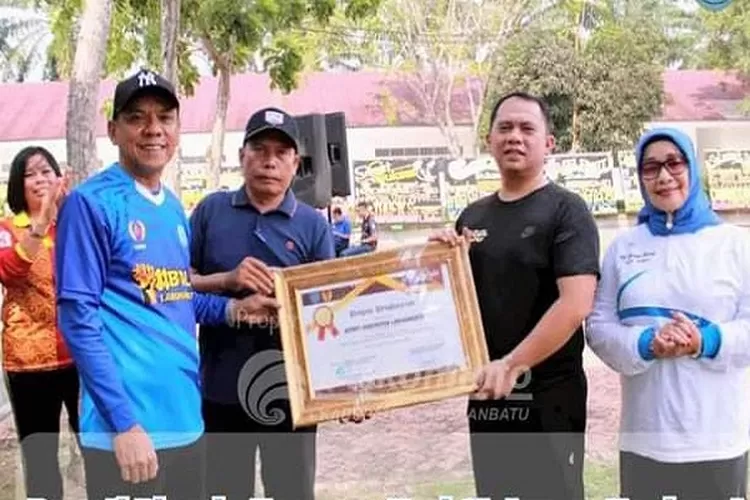 Bupati memberikan penghargaan secara simbolis kepada peraih medali emas cabor tinju Suzen Ramsi Simangunsong, peraih medali perak cabor billiar Beni Azhari (Realitasonline.id/RS)