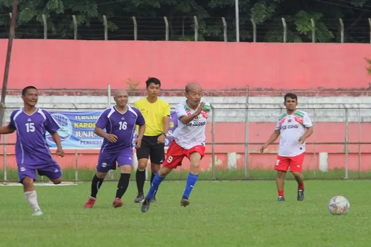 Jalannya pertandingan tim PWI Asahan FC dengan tim PDAM FC distadion mutiara Kisaran (Realitasonline.id/HS)