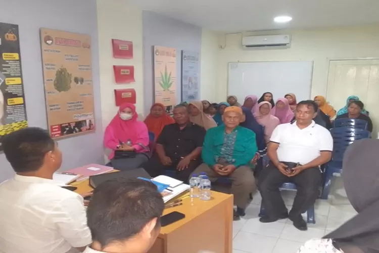 Wadir Reserse Poldasu AKBP Famudin sedang memberikan arahan kepada warga di desa Sekip Lubuk Pakam (Realitasonline.id/zul)