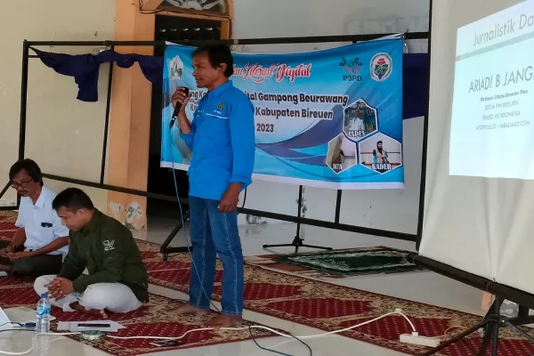 Ketua PWI Kabupaten Bireuen, Ariadi B Jangka menyampaikan materi pada pelatihan literasi digital untuk Ruang Komunitas Digital Desa  (Realitasonline.id/RZ)