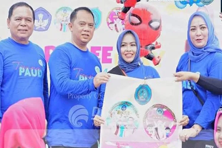 Bupati Labuhanbatu dr.H.Erik Adtrada Ritonga,MKM bersama Bunda Paud Labuhanbatu Ny.Maya Hasmita Adtrada Launching Gerakan Transisi Paud ke SD yang menyenangkan digelar diacara Car Free Day  (Realitasonline.id/RS)