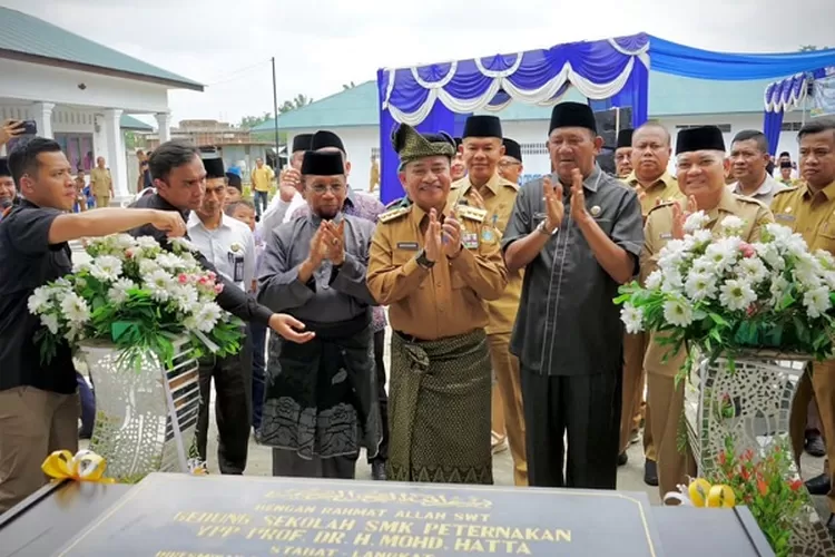 Peresmian Gedung dan Fasilitas SMK Peternakan Prof DR H.Mohd Hatta di tandai dengan pengguntingan pita oleh Pj Gubernur  Sumut di dampingi oleh Plt Bupati Langkat (Realitasonline.id/AA)