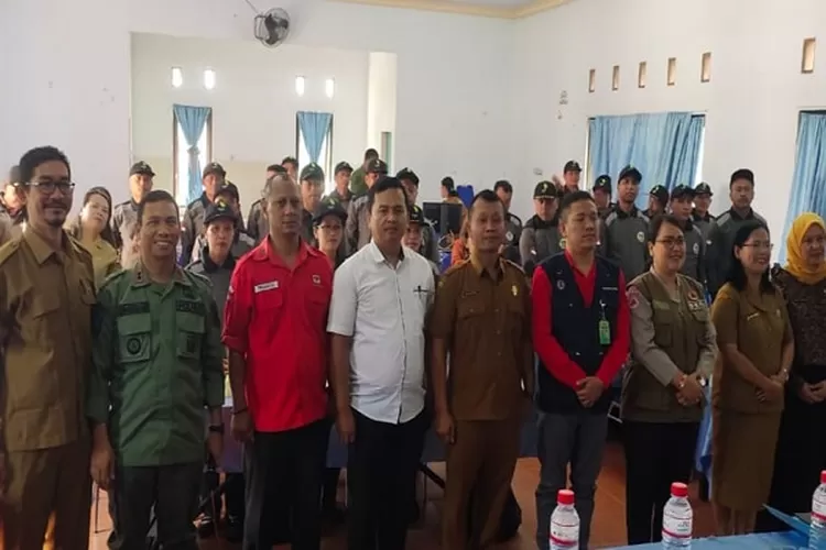 KUPT KPH Wilayah II Tarutung Andri S Sihotang foto bersama warga masyarakat (Realitasonline.id/MN)