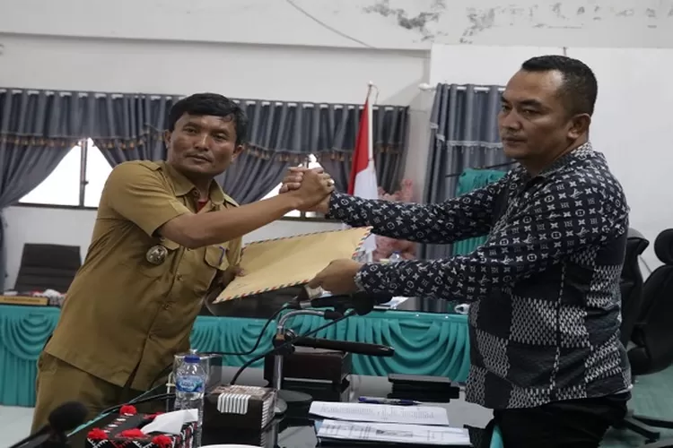 Wakil Bupati Toba menyerahkan nota jawaban atas pandangan umum fraksi-fraksi kepada DPRD Toba (Realitasonline.id/MS)