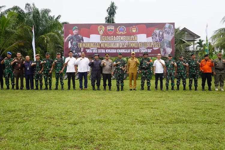 Sekdakab Langkat H.Amril bersama Danrem 022/PT Kolonel Inf.Agustatius Sitepu, para Dandim Jajaran Korem 022/Pantai Timur, Kapolres Langkat dan pejabat instansi terkait  usai peresmian TMMD ke 118 di Bahorok (Realitasonline.id/AA)