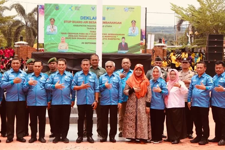 Bupati dan Wabup Paluta bersama undangan mendeklarasikan kabupaten Paluta Stop BABS (Realitasonline.id/ASR)