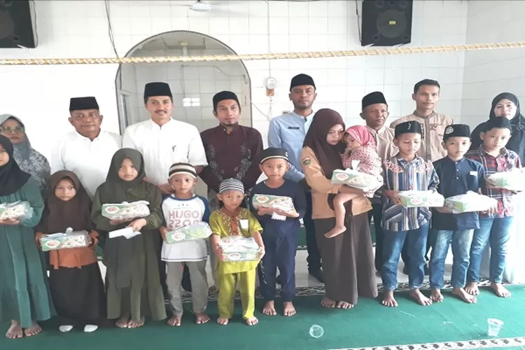Camat Pangkalan Susu Agung Tritantyo bersama Ustadz H Akhmad Shabri LC, Lurah Beras Basah Zulkarnain SE, staf Kantor Camat dan anak yatim piatu usai acara pengajian (Realitasonline.id/Hamka)