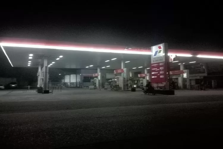 Petugas SPBU mengisi pertalite ke dalam jerigen (Realitasonline.id/zul)