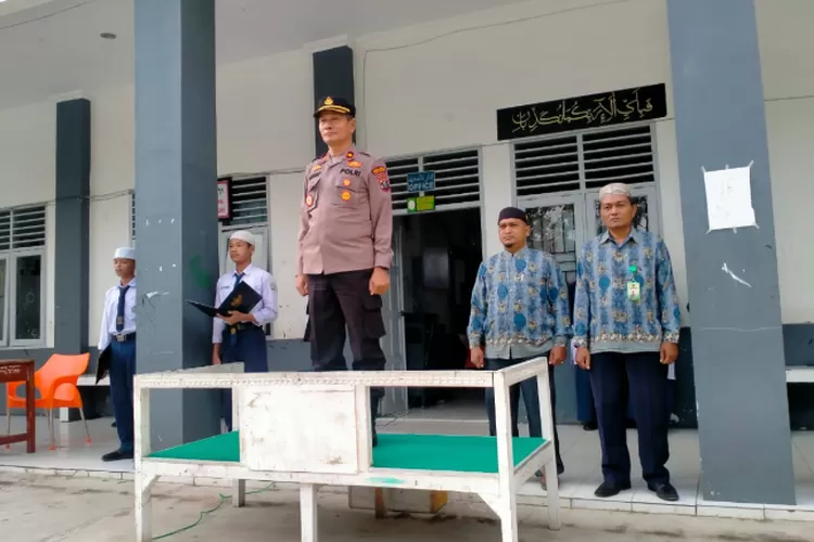 Waka Polres Padangsidimpuan Kompol Maju Harahap saat menjadi Inspektur Upacara pagi di Ponpes Darul Ikhlas H. Abdul Manap Siregar, Desa Goti, Kecamatan Padangsidimpuan Tenggara, Kota Padangsidimpuan, Senin (25/9/2023).(Realitasonline.id/ RI)
