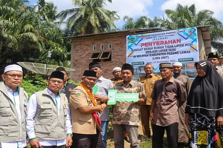 Melalui program Baznas Padanglawas, Plt Bupati Palas serahkan kunci rumah layak huni kepada penerima manfaat  (Realitasonline.id/SS)