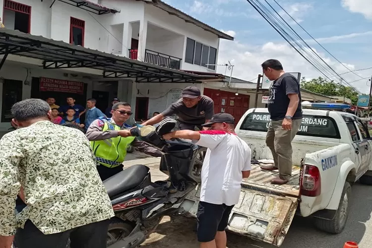 Kedua sepeda motor usai bertabrakan diamankan petugas ke Mapolresta (Realitasonline.id/zul)