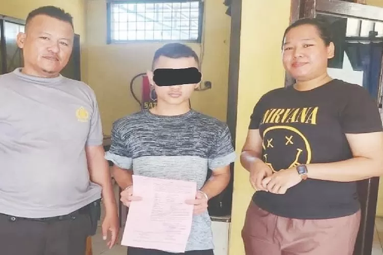 Tersangka cabul (tengah) diapit diamankan petugas  Satuan Reserse Kriminal (Satreskrim) Polresta Deli Serdang.  (Realitasonline.id/zul)