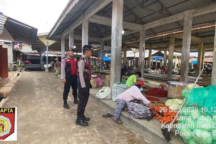 Personil Sat Samapta Polres Batubara melakukan pengamanan di Pasar Lima Puluh  (Realitasonline/H Guntur Sinaga)