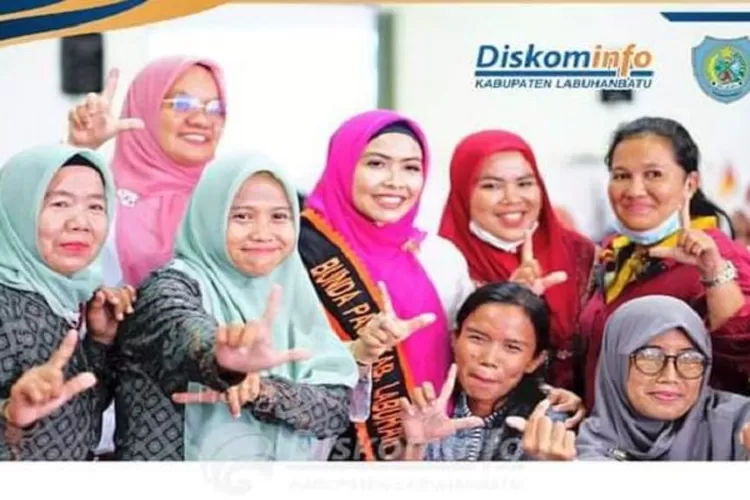 Bunda PAUD Kabupaten Labuhanbatu dr Hj Maya Hasmita bersama peserta  Workshop Pemanfaatan Akun Belajar.id  (Realitasonline.id/RS)