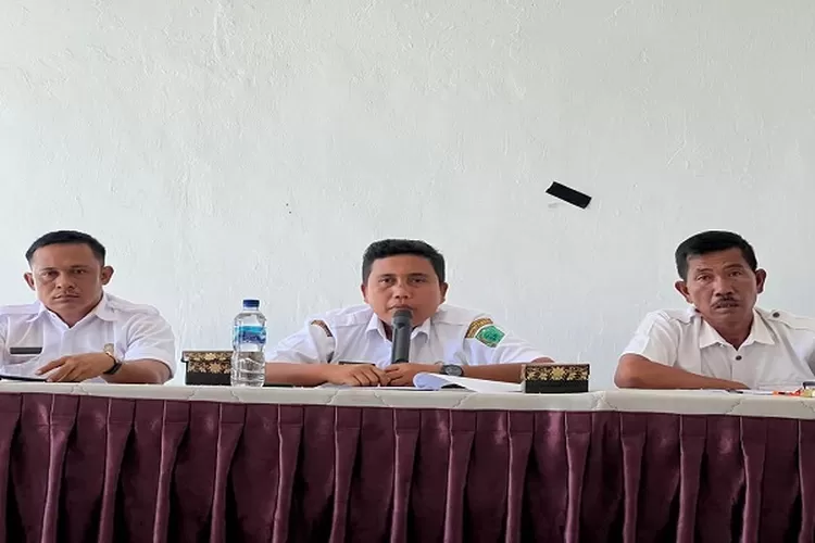 Kabid Pemdes Muhammad Sukri Nasution bersama rombongan saat melakukan sosialisasi tentang pemungutan suara pilkades (Realitasonline.id/ASR)