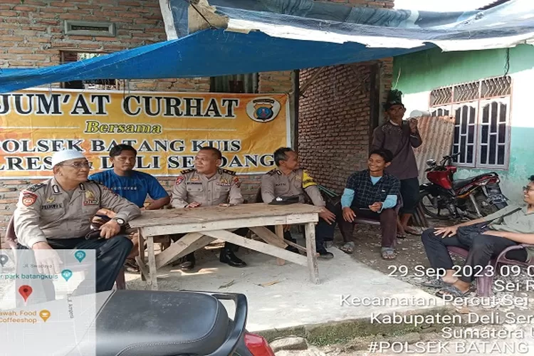 Waka Polsek Batang Kuis Iptu M.T Panggabean  di dampingi Personil duduk bareng bersama warga dalam Curhat Jumat (Realitasonline.id/Dok)