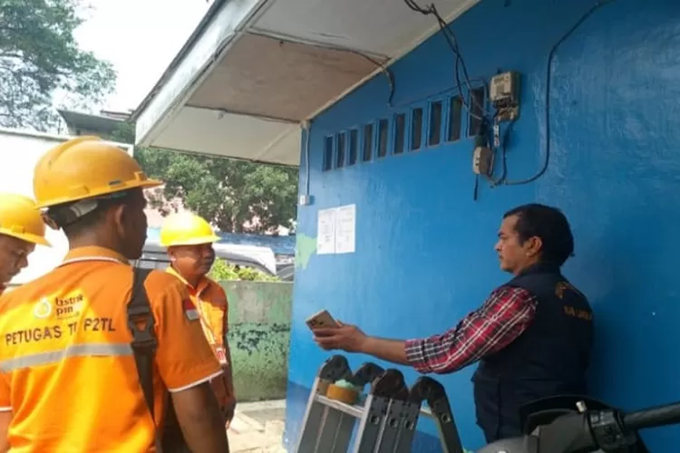Petugas P2TL saat melakukan pemutusan meteran di ruang kamar mandi Pasar Baru Stabat  (Realitasonline.id/MA)