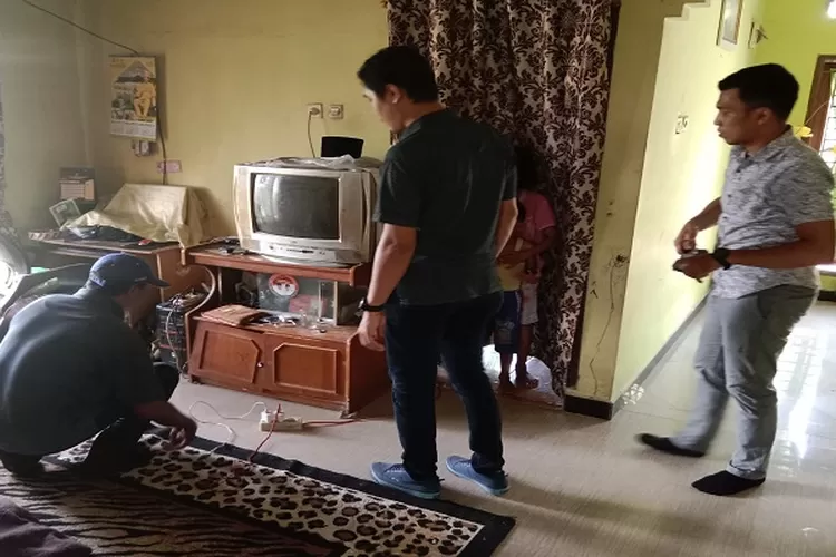 Korban (jongkok) menunjukan tempat ia mencharge HPnya kepada petugas Kepolisian (Realitasonline.id/zul)