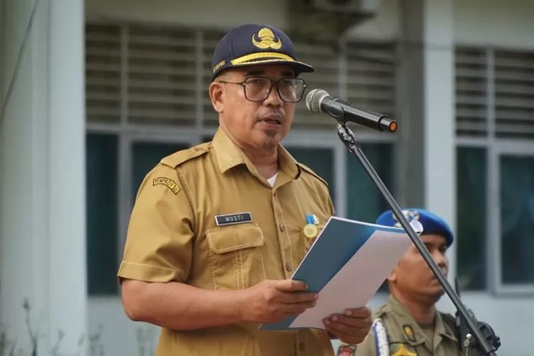 Asisten Adm Umum Musti Sitepu mewakili Plt Bupati Langkat memimpin Apel Gabungan Aparatur Sipil Negara  (Realitasonline.id/AA)