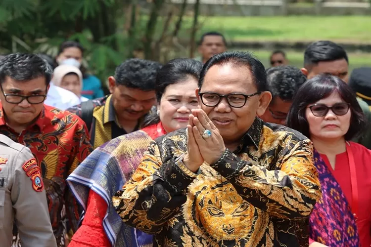 Ketua DPRD Sumut Baskami Ginting menggunakan baju Batik pada suatu acara resmi (Realitasonline.id/mis)