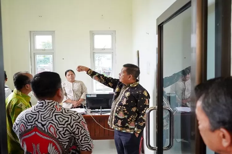 Bupati Radiapoh Hasiholan Sinaga Tegas kepada Dinas PMPTSP Agar lebih inovatif dan menjaga kebersihan kantor ( Realitasonline.id/SS)