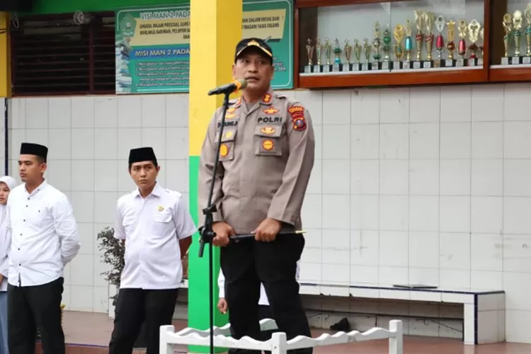 Kapolres Padangsidimpuan AKBP Dudung Setyawan, bertindak sebagai Irup pada upacara bendera di sekolah MAN 2 Padangsidimpuan, Senin (2/10/2023).(Realitasonline.id/ RI)