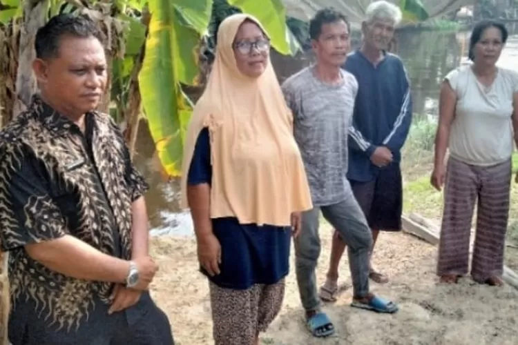 Lurah Negeri Lama Syarifuddin Nasution (Paling kiri) saat menemui warganya di Lingkungan Titi Panjang Bilah Hilir Labuhanbatu, Senin 2/10/2023