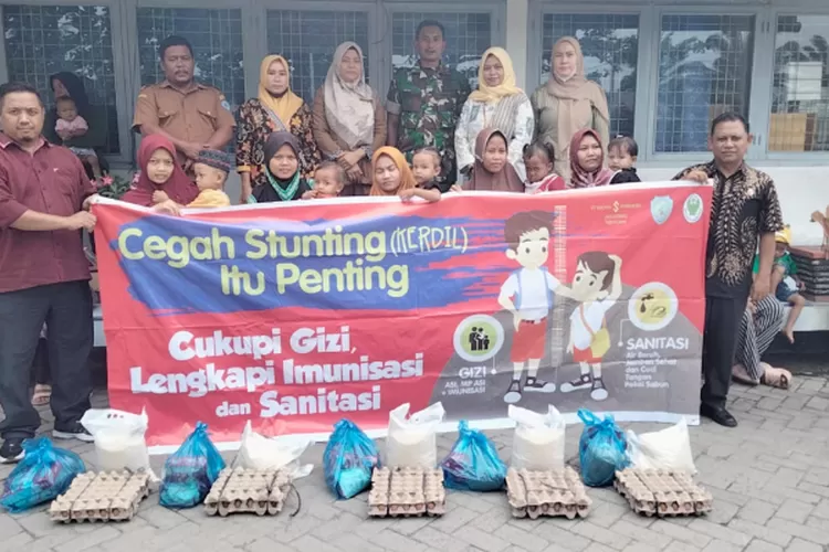 Pengurus PT Socfindo Kebun Negeri Lama bersama Anak yang menderita Stunting dan kurang gizi didepan Kantor PT Socfindo Desa Perkebunan Negeri Lama Senin, 2 Oktober 2023.