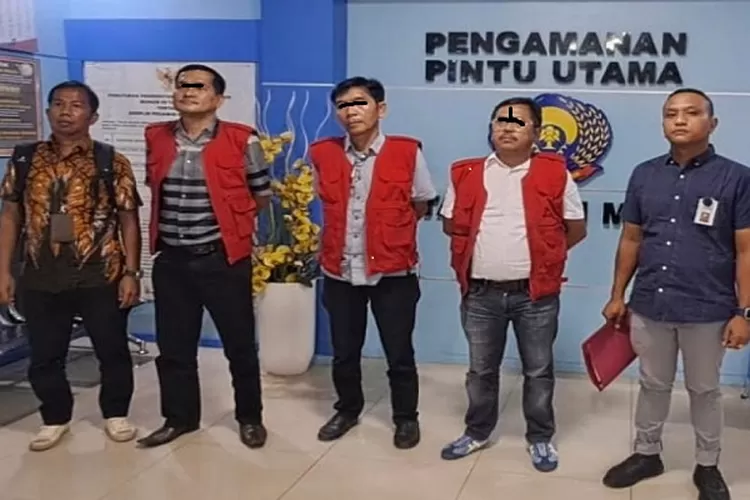 Tiga terdakwah kasus korupsi anggaran pembangunan jalan  Silangit- Muara  mulai  diadili di PN Medan              dialili (Realitasonline.id/ap)