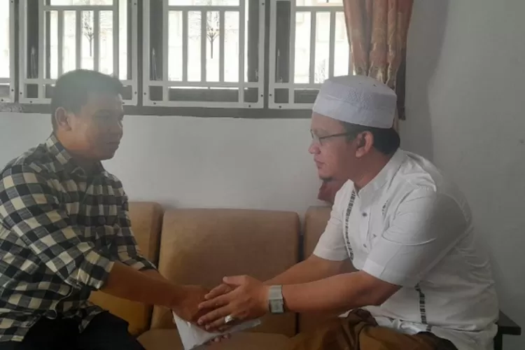Jimmy (kiri) penghubung Haji Uma menyerahkan bantuan atas musibah kebakaran yang menimpa Ponpes Darul Ihsan Al-Waliyah di Kecamatan Labuhan Haji Kabupaten Aceh Selatan pada Senin (2/10) lalu sekira pukul 16.53 WIB.