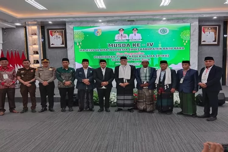 Bupati Batubara Ir H Zahir MAP photo bersama dengan Ketua MUI Sumut DR H Maratua Simanjuntak dan peserta Musda IV MUI Batubara (. Realitasonline/H.Guntur Sinaga)