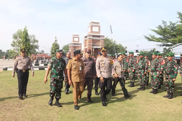Bupati Andar Amin Harahap bersama forkopimda melakukan peninjauan barisan pasukan pada apel PAM Pilkades serentak digelar di halaman kantor bupati (Realitasonline.id/ASR)