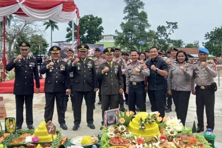 Kapolres Langkat AKBP Faisal Rahmat HS , unsur Forkopimda dan Dandim 0203/LKT Letkol Inf M. Eko Prasetyo usai mengikuti upacara peringatan HUT TNI ke-78 di Lapangan Asrama Kebun Lada Binjai (Realitasonline.id/AA)