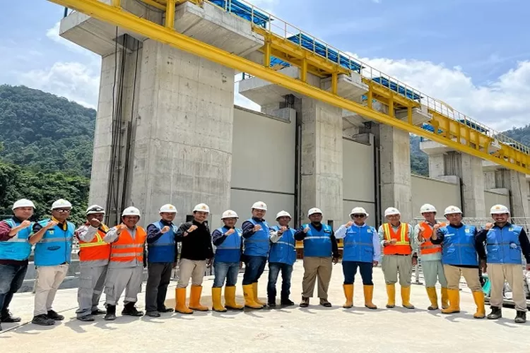 Genderal Maneger dan stakeholder saat meninjau lokasi Intake View Point, Desa Tangga Kecamatan Aek Songsongan&nbsp; (Realitasonline.id/HS)