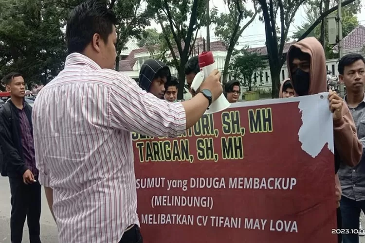 Massa MAKSU&nbsp;berunjukrasa di Kantor Kejaksaan Tinggi (Kejati) Sumut Jalan Abdul Haris Nasution Medan, Senin (9/10/2023) (Realitasonline.id/Mis)