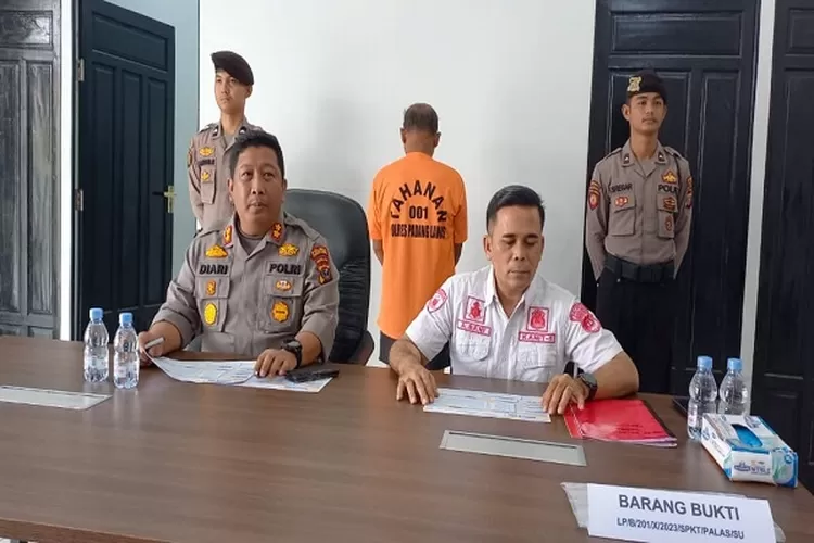 Kapolres Palas AKBP Diari Astetika SIK didampingi KBO Reskrim Iptu A Bani, saat gelar Konferensi pers, di Mapolres Padanglawas ( Realitasonline.id/SS)