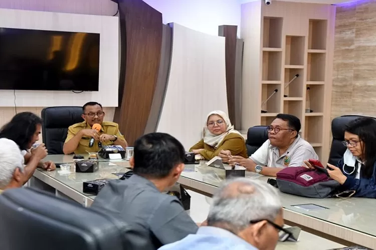 Diskusi sebelum Wartawan Unit Pemprov Sumut melakukan Kunjungan Media dan Diskusi Terpumpun di Parapat Kabupaten Simalungun (Realitasonline.id/Dok)